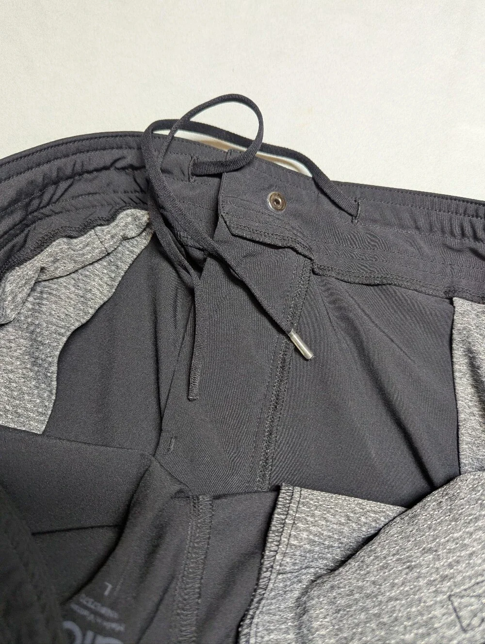 ALO Yoga Men's Triumph Restore Sweat Shorts (Black) – Size Large